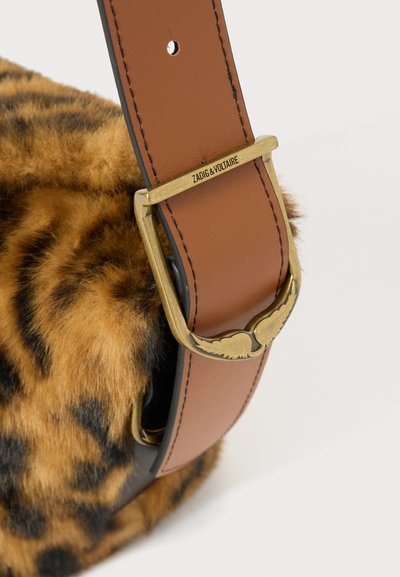 Tasche aus Leopardenmuster-Faux-Fur mit einem braunen Ledertragegurt und goldfarbenen Beschlägen. Verfügt über eine markante Schnalle mit Flügeldetail.