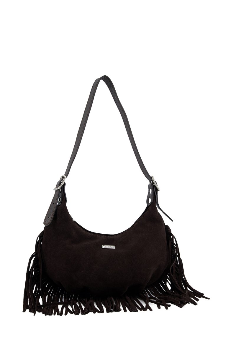 Brązowa torba hobo z zamszu z frędzlami, regulowanym skórzanym paskiem i metalowymi elementami. Gładka faktura o zaokrąglonym, miękkim kształcie.