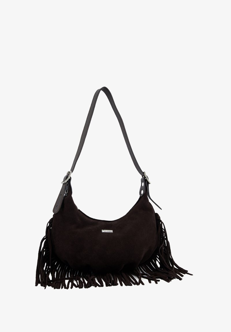 Brązowa torba hobo z zamszu z frędzlami, regulowanym skórzanym paskiem i metalowymi elementami. Gładka faktura o zaokrąglonym, miękkim kształcie.