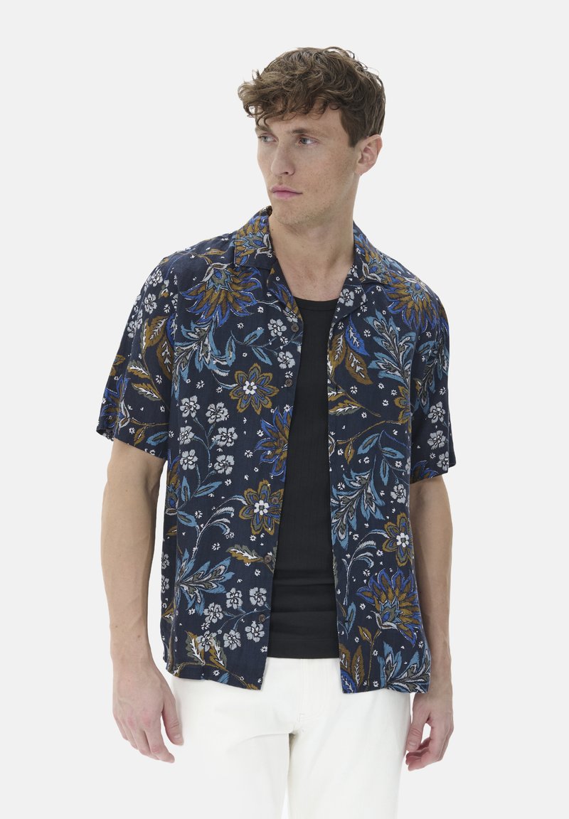 Cămașă cu mânecă scurtă, de culoare albastru închis, cu un model floral în nuanțe de albastru, alb și auriu. Are guler tip button-down și o croială lejeră.