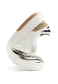Zapatilla deportiva de cuero blanco con un detalle brillante dorado en el talón, con un interior a rayas de cebra y una forma redondeada y escultórica.