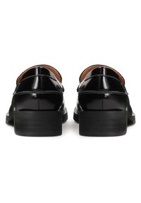 Chaussures en cuir verni noir avec un talon bloc bas, présentant une forme arrondie et des coutures visibles le long des coutures.