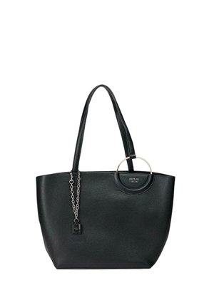 Bolso tote Replay de piel granulada negra con asas largas, un charm de cadena plateada y un detalle circular de asa metálica.