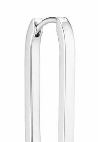 Silverfärgade metallörhängen med en rundad rektangulär form, med en slät yta och en subtil glans. Distinkt detalj på låset.