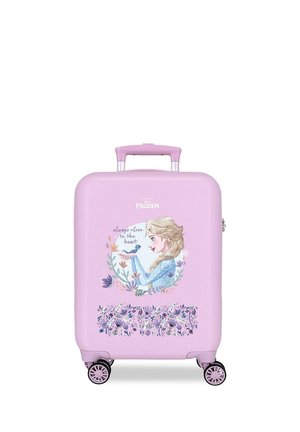 Maleta rígida rosa con cuatro ruedas, con el personaje Elsa de Disney Frozen sosteniendo un pájaro rodeada de flores y el texto "siempre cerca del corazón".