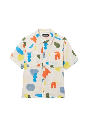 Chemise blanche à manches courtes, boutonnée, avec col et deux poches avant, arborant des formes abstraites colorées en bleu, orange, vert et jaune.