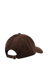 Cappellino da baseball in corduroy marrone con visiera curva, cinturino regolabile con fibbia metallica e tessuto texturizzato a coste.