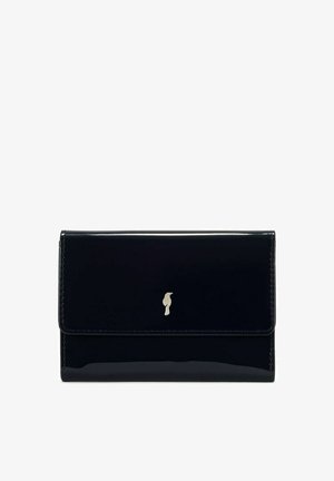 Czarny portfel z lakierowanej skóry z klapką, z metalowym akcentem logo z przodu i gładką, błyszczącą fakturą. Kompaktowy prostokątny kształt.