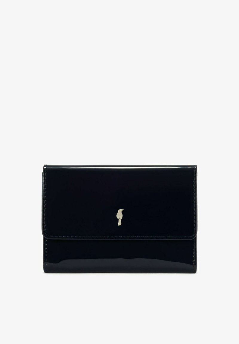 Czarny portfel z lakierowanej skóry z klapką, z metalowym akcentem logo z przodu i gładką, błyszczącą fakturą. Kompaktowy prostokątny kształt.