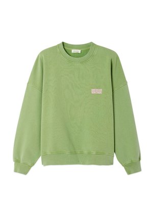 Green crewneck sweatshirt made of soft fabric, featuring ribbed cuffs and hem, with "AMERICAN VINTAGE" printed in pink on the chest.