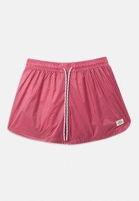 Short de bain léger rose avec taille élastique, cordon blanc, poches latérales et petit patch logo rectangulaire à l'ourlet avant.