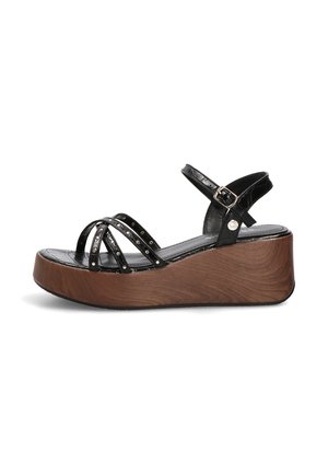 Sandalia negra de cuña con tiras, suela de plataforma de madera y hebilla ajustable en el tobillo.