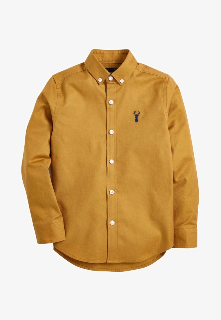 Chemise jaune moutarde à manches longues avec boutons, col boutonné et petit logo tête de cerf bleu foncé sur la poitrine gauche.