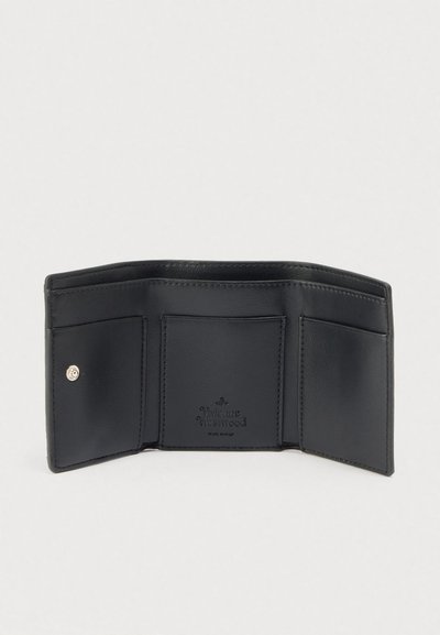 Μαύρο δερμάτινο πορτοφόλι με τρεις θήκες για κάρτες, κλείσιμο με κουμπί και εγχάρακτο λογότυπο στο εσωτερικό. Λείο υφή, μινιμαλιστικός σχεδιασμός.