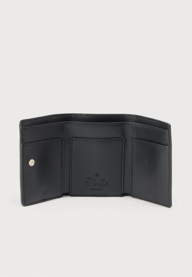 Portefeuille en cuir noir avec trois emplacements pour cartes, fermeture à pression et logo embossé à l'intérieur. Texture lisse, design minimaliste.