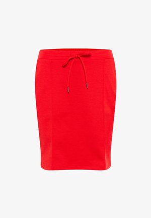 Röd sportkjol i mjukt tyg med dragsko i midjan för justerbar passform. Enkel design utan extra mönster eller dekorationer.