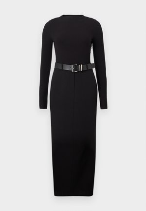 Zwarte midi-jurk met lange mouwen, ronde hals en aansluitende pasvorm, voorzien van een brede zwarte riem met een zilverkleurige rechthoekige gesp.