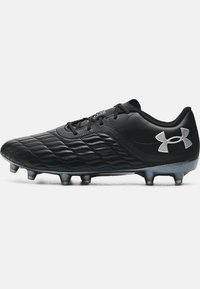 Sort svarte fotballsko med teksturert syntetisk overdel, lav profil, forsterket tå og seks metallstifter for grep. Under Armour-logo på siden.