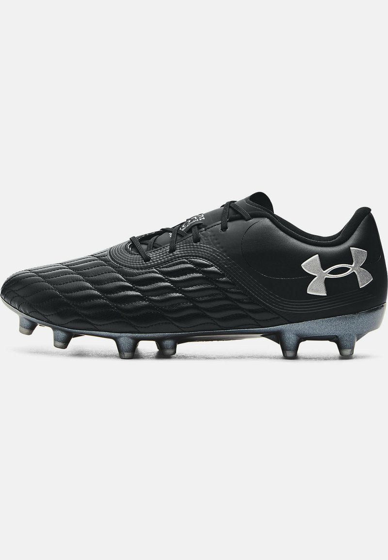 Sort svarte fotballsko med teksturert syntetisk overdel, lav profil, forsterket tå og seks metallstifter for grep. Under Armour-logo på siden.