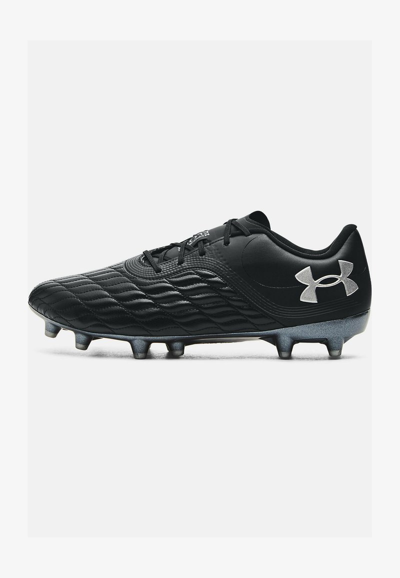Chuteira de futebol preta com parte superior sintética texturizada, perfil baixo, bico reforçado e seis cravos metálicos para tração. Logotipo da Under Armour na lateral.