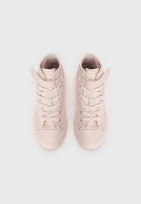 Rosa høye sneakers laget av stoff, med snøring, flate lisser, gummitåhette og polstret krage.
