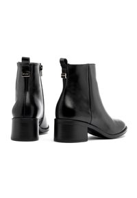 Czarne skórzane botki za kostkę z okrągłym noskiem, średnim obcasem, z zamkiem błyskawicznym i pętelką do zakładania; gładka tekstura z subtelnym detalem marki.