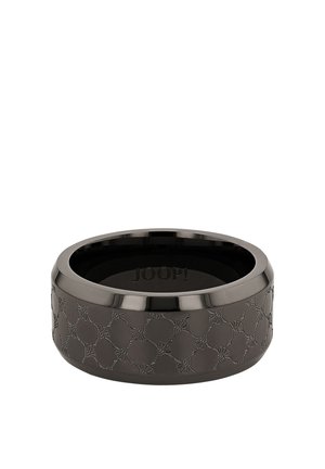 Bague en métal noir avec un motif géométrique en éventail embossé autour de l'extérieur et "JOOP!" gravé à l'intérieur de l'anneau.