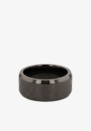 Bague en métal noir avec un motif géométrique en éventail embossé autour de l'extérieur et "JOOP!" gravé à l'intérieur de l'anneau.
