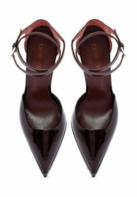Scarpe con tacco alto in vernice nera, design a punta, cinturino alla caviglia e finitura liscia sulla soletta.