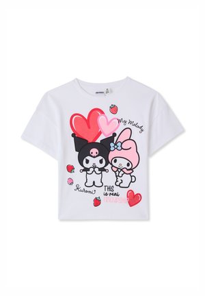 Biała koszulka z krótkim rękawem z nadrukiem postaci z kreskówki Kuromi i My Melody, różowych i czerwonych serc oraz truskawek na przodzie.