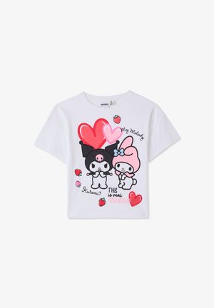 T-shirt bianca a maniche corte con personaggi dei cartoni animati Kuromi e My Melody, cuori rosa e rossi e fragole stampati sul davanti.
