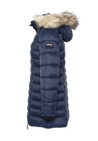 Veste matelassée bleu marine avec capuche en fausse fourrure, design matelassé, poignets côtelés et patch de marque sur le haut du bras. Élégante et isolante.