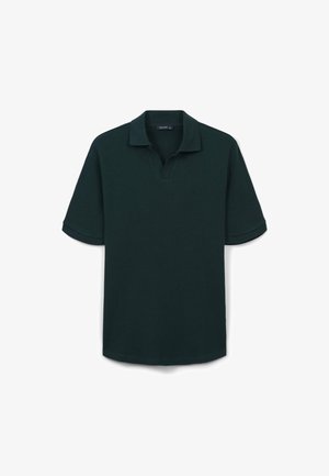 Polo shirt court à manches courtes de couleur vert foncé avec un col en V, fabriqué en tissu texturé, doté de poignets roulés et d'un ourlet droit.
