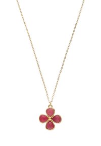 Collier en or avec un pendentif floral comportant quatre pétales en pierre rose et un accent central en or. La chaîne est délicate et texturée.