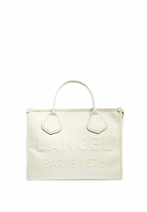 Sac fourre-tout en cuir blanc avec logo en relief "LANCEL PARIS 1876", deux anses supérieures et accents angulaires. Texture lisse, forme structurée.