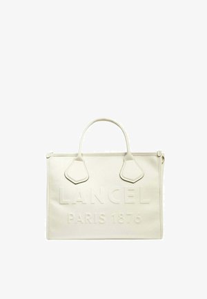 Sac fourre-tout en cuir blanc avec logo en relief "LANCEL PARIS 1876", deux anses supérieures et accents angulaires. Texture lisse, forme structurée.