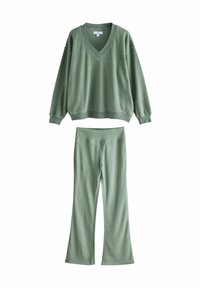 Grøn pullover med V-hals og lange ærmer, parret med matchende flared bukser. Begge lavet af blød, struktureret stof.