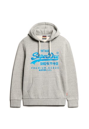 Felpa grigia con cappuccio caratterizzata da una grande stampa grafica blu con la scritta "SuperDry" e caratteri giapponesi. Include una tasca frontale e un cappuccio regolabile con cordino.