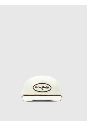 Cappellino da baseball bianco con logo ovale ricamato in marrone scuro e testo, caratterizzato da un dettaglio in corda marrone scuro sopra la visiera.