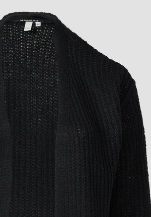 Zwarte gebreide cardigan met een gestructureerde weefsel, open voorkant en wijde mouwen. Het maatlabel is zichtbaar aan de binnenkant.