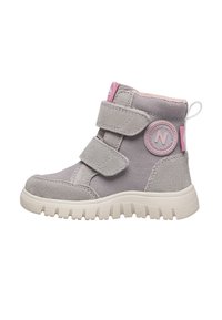 Stivale alto in tessuto grigio con dettagli rosa, doppie cinghie in Velcro, toppa rotonda con logo, punta testurizzata e suola in gomma bianca con battistrada.
