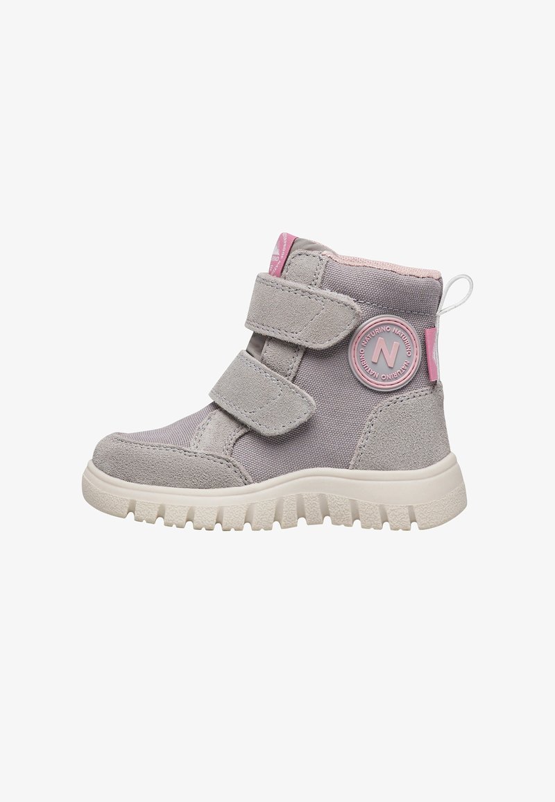 Stivale alto in tessuto grigio con dettagli rosa, doppie cinghie in Velcro, toppa rotonda con logo, punta testurizzata e suola in gomma bianca con battistrada.