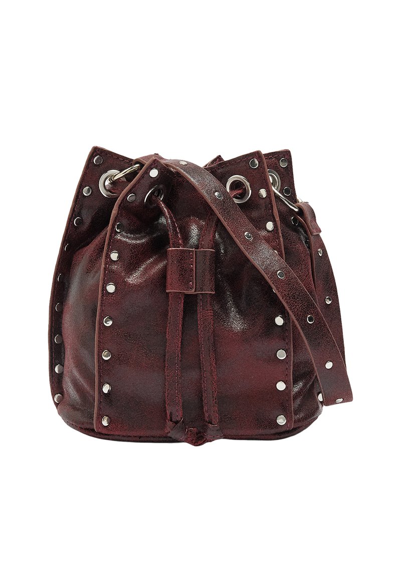 Torebka typu bucket w głębokim burgundowym skórzanym wykończeniu z połyskiem, z metalowymi srebrnymi ćwiekami po bokach oraz ściąganym otworem z paskiem.