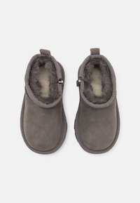 UGG CLASSIC ULTRA MINI UNISEX - Botine clasice - grey