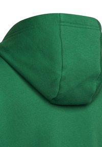 Sudadera con capucha verde de algodón con vista de cerca de la capucha, que muestra textura suave, detalle de costuras y una forma redondeada.