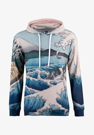 Hoodēts džemperis ar ainavu rakstu, kurā ir viļņi, kalni un laiva; krāsas ietver zilu, zaļu un bēšu; kokvilnas audums.