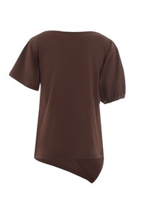 Haut marron à manches courtes avec une coupe décontractée. Il présente un col rond et un ourlet asymétrique, fabriqué en tissu doux et texturé.