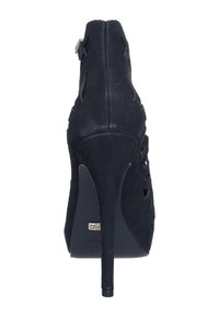 Černá semišová lodička na vysokém podpatku s výřezovým designem a kotníkovým páskem. Má štíhlou špičku a úzký stiletto podpatek.