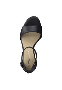 Schwarze Leder-Sandale mit einem breiten Vorderriemen, einstellbarem Knöchelriemen und einer gepolsterten beigen Innensohle. Minimalistisches Design mit schlanken Linien.