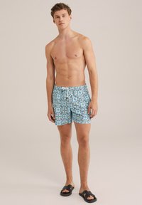 Gaišzilā krāsā peldēšanas šorti ar ziedu rakstu, elastīgu jostu ar auklu un sānu kabatām. Gluda, viegla auduma.